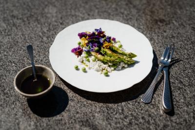 Grillet asparges med hytteost, ærter og haveblomster